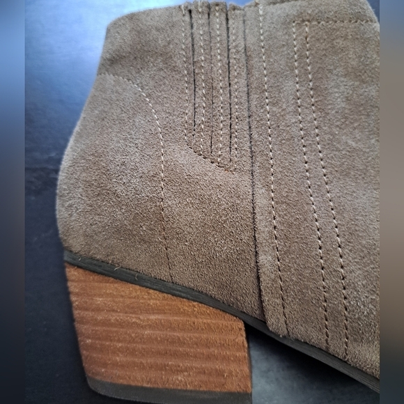 Blondo Chelsea Tan Suede Ankle Bootiel  Size 8.5 - Picture 7 of 12